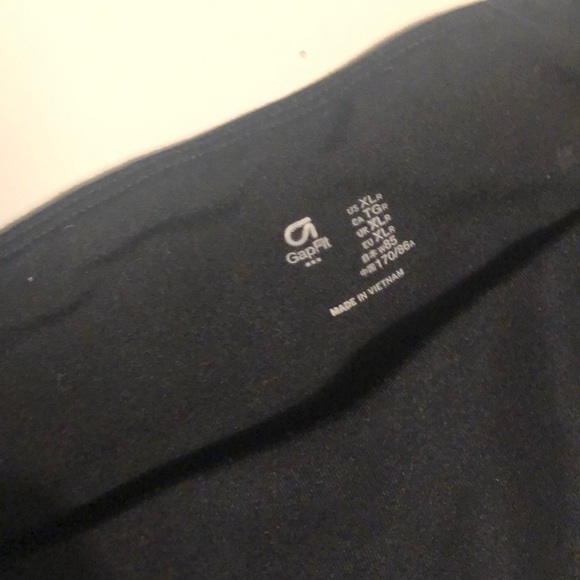 XL Gap Fit Capri Leggings with Bright Detail - Picture 3 of 4